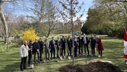 Premier arbre du Bioparc planté